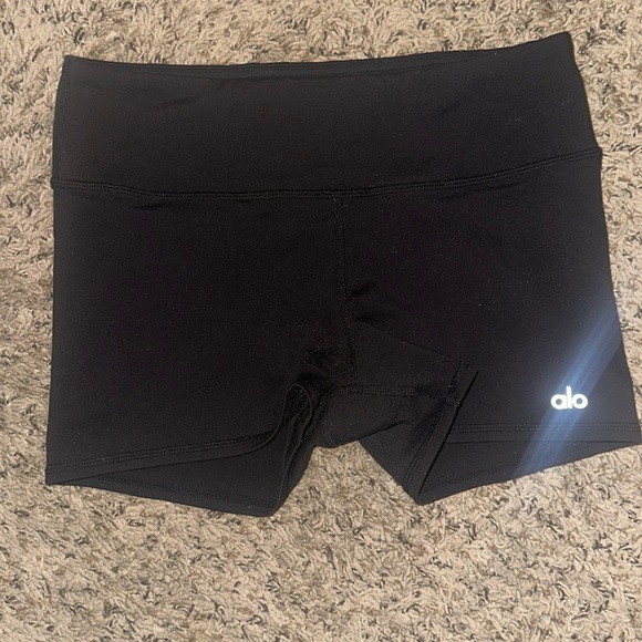 ALO Yoga Pants - Alo Yoga Aura shorts